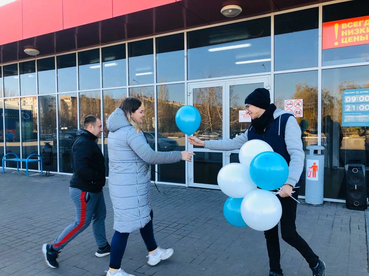 Промоутер новосибирск. Открытие магазина. ВТБ мероприятия. Промоутер раздача шаров. Раздача промоутерами гелиевых шаров.